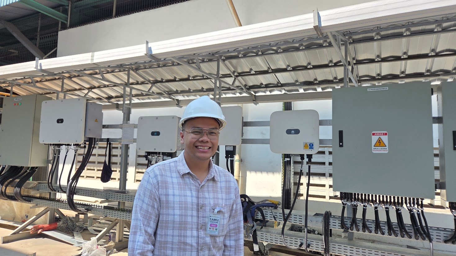 Tim Macarios Konservasi Energi meninjau instalasi PLTS atap dan panel inverter di lokasi proyek